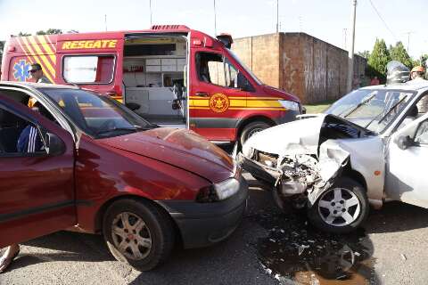 Motorista fica ferido após colisão frontal entre dois veículos