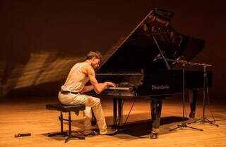 Pianista curitibano Bruno Hrabovsky em miniturnê pelo Nordeste. (Foto: Adriano Arantos)