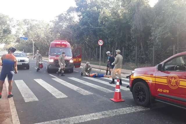 Ciclista &eacute; socorrido com fratura ap&oacute;s ser fechado e quase atropelado por carro
