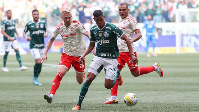 Com gols de Gustavo G&oacute;mez e Gabriel Menino, Palmeiras vence o Inter por 2 a 1