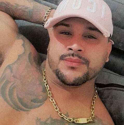 Homem &eacute; assassinado por amigo e tiros causam corre-corre em pra&ccedil;a lotada