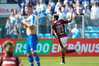 Pedro comemorando um dos gols. (Foto: Gilvan de Souza / CRF)