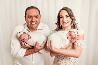 O casal Nathalia e Eduardo Pelliccioni com os filhos. (Foto: Chris Balogh)