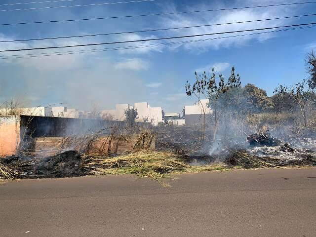 Em plena temporada de queimadas, mais um terreno pega fogo na Capital