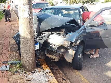 Motorista com sinais de embriaguez bate carro em poste na Avenida Ceará