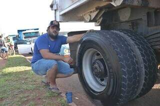Rafael Chechelento pintando a roda do caminhão. (Foto: Paulo Francis)