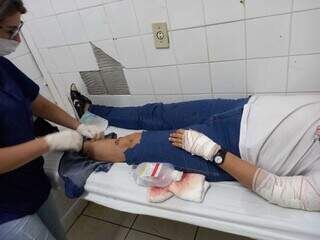 Cirlene sendo atendida no posto de saúde do bairro Nova Bahia. (Foto: Direto das Ruas)