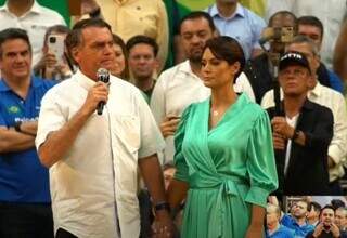 Jair Bolsonaro ao lado da esposa, Michelle, na convenção do PL (Partido Liberal). (Foto: Reprodução / YouTube)