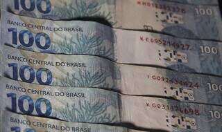 Notas de R$ 100 disponíveis após pagamento de auxílio (Foto: Agência Brasil)