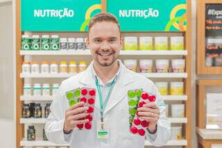 Farmacêutico Lucas Macedo Coelho com produtos da Farmácia Artesanal. (Foto: Divulgação)