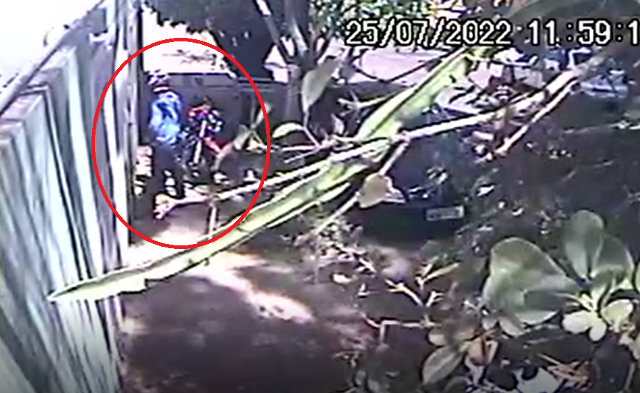 V&iacute;deo mostra ladr&atilde;o furtando moto em menos de 2 minutos no Giocondo Orsi 