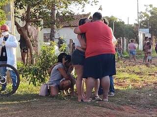 Família chorou a morte de Rogério Baez na frente de casa (Foto: Mirian Machado)