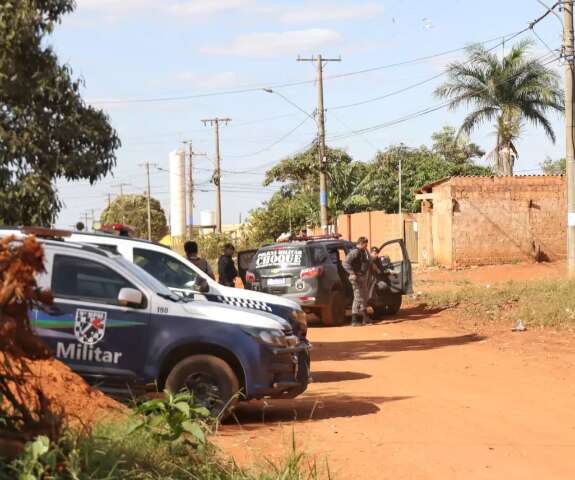 Jovem de 19 anos &eacute; executado com v&aacute;rios tiros na cabe&ccedil;a na frente dos pais
