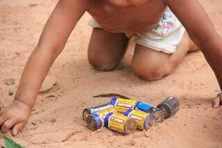 Menino indígena brinca com pilhas. (Foto: MPF/Divulgação)