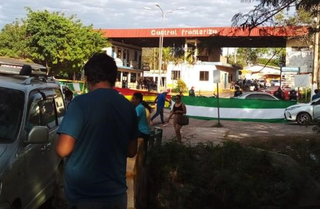 Fronteira entre Brasil e Bolívia fechada por manifestantes com faixas (Foto: Divulgação/Setlog Pantanal)