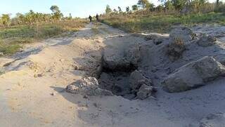 Buraco aberto por explosivos em pista clandestina na fronteira (Foto: Senad)