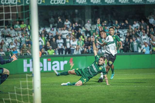 Com gol de Alef Manga, Coritiba vence o Cuiab&aacute; por 1 a 0