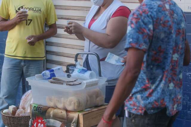 Nas ruas, campo-grandenses buscam outros meios de gera&ccedil;&atilde;o de renda 