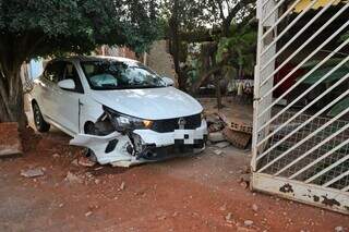 Carro e muro destruídos após colisão na Rua Tiquiri, no Jardim Tarumã (Foto: Paulo Francis)