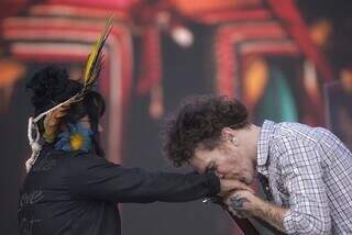 Nando Reis beijando as mãos da rapper indígena sul-mato-grossense. (Foto: @bsfotografias)