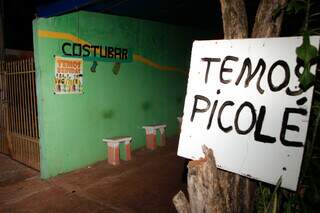 No estabelecimento, bebidas, picolés e panos de prato são vendidos. (Foto: Alex Machado)