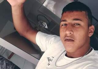 Rogério Baez Fernandes foi assassinado aos 19 anos (Foto: Reprodução das redes sociais)