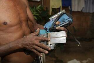 Homem dispõe de ferramentas precárias para trabalhar. (Foto: Kísie Ainoã)