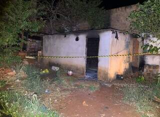 Casa incendiada na noite desta domingo (24), em Maracaju. (Foto: Maracaju Speed)