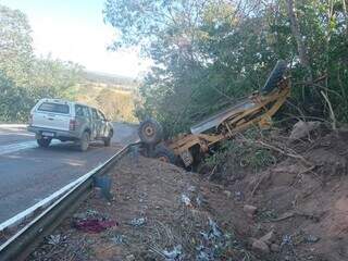 Patrola sai da pista em trecho de serra e condutor fica em estado grave