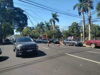 Fios caídos interditam trecho da Rua Dom Aquino (Foto: Cleber Gellio)