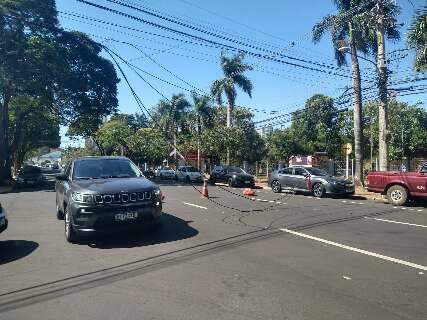 Caminhão derruba fios e atrapalha trânsito na Dom Aquino