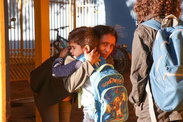 Volta &agrave;s aulas tem abra&ccedil;os e pais contentes com retorno da &ldquo;programa&ccedil;&atilde;o normal&rdquo;