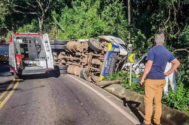 Jovem de MS tomba carreta e morre em estrada de Santa Catarina