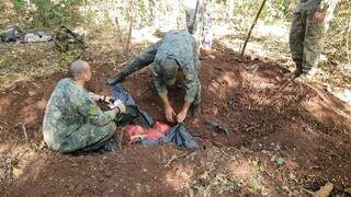 Agentes da Senad desenterram fardos de maconha em mata na fronteira (Foto: Divulgação)