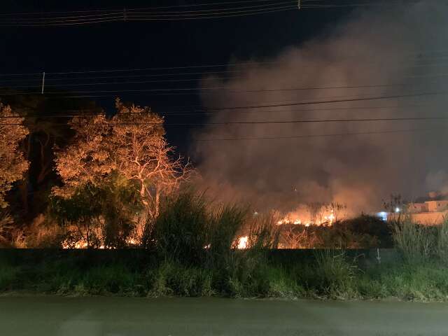 Dois dias depois, fogo volta a tomar conta de terreno no S&atilde;o Louren&ccedil;o