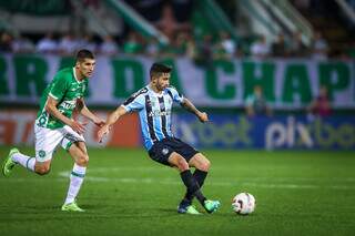 Jogadores em campo durante o duelo desta noite (26). (Fotos: Lucas Uebel / Grêmio FBPA) 