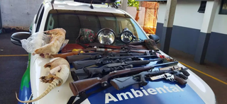 Fiscalização da PMA apreendeu rifles de caçadores que atiravam contra tatus. (Foto: PMA)