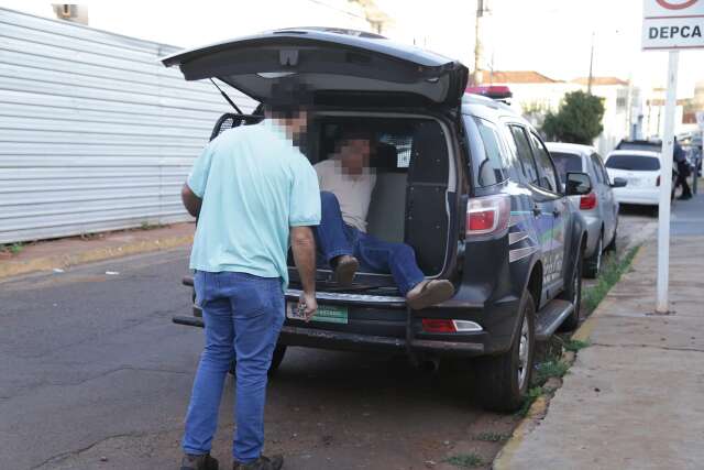 M&atilde;e flagra filha sendo estuprada pelo padrasto na sala de casa; homem &eacute; preso