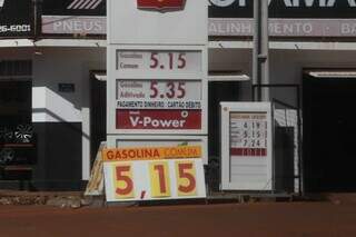 Placa exibe preço do litro da gasolina a R$ 5,15 em posto Shell da Avenida Calógeras com a Rua da Liberdade. (Foto: Marcos Maluf)