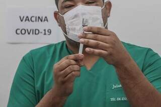Enfermeiro preparando aplicação da vacina contra covid (Foto: Marcos Maluf/ Arquivo)