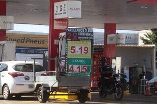 Placa mostra preços dos combustíveis no posto Alloy, na Avenida Fernando Corrêa da Costa. (Foto: Marcos Maluf)