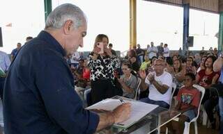 Governador Reinaldo Azambuja assinando liberação de recursos. (Foto: Divulgação)