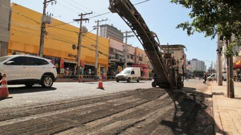 Interdição avança para recapeamento de novo trecho da Rua Dom Aquino 