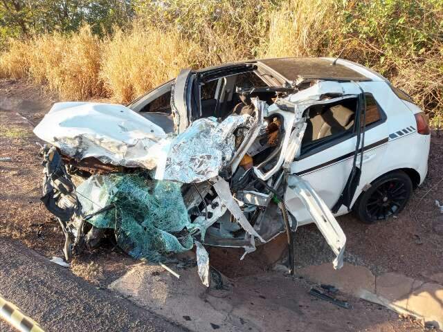 Mulher morre e caminh&atilde;o fica destru&iacute;do por fogo ap&oacute;s colis&atilde;o frontal na BR-163