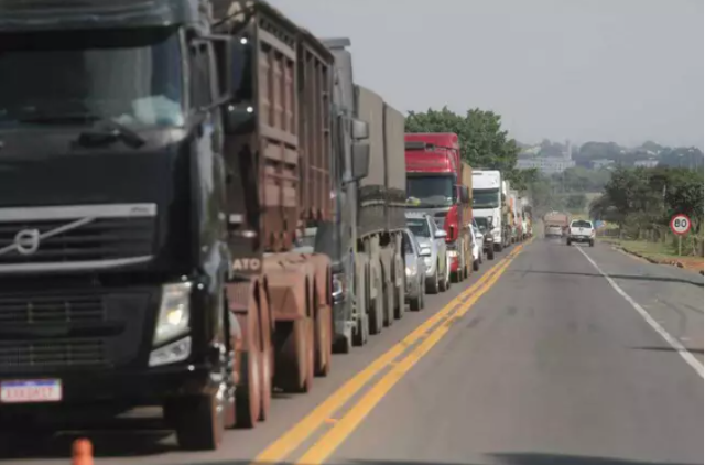 Aux&iacute;lio para taxistas e caminhoneiros ter&aacute; duas parcelas em agosto