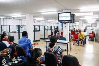 População aguardando atendimento na Funsat, em Campo Grande. (Foto: Arquivo/Henrique Kawaminami)