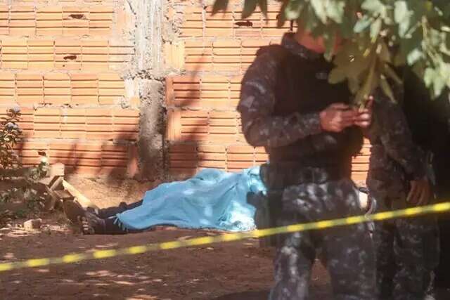 Pol&iacute;cia suspeita que homem executado em frente de casa teve morte encomendada