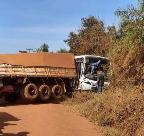 Carreta n&atilde;o aguenta subir ladeira, desce de r&eacute; e atinge &ocirc;nibus escolar