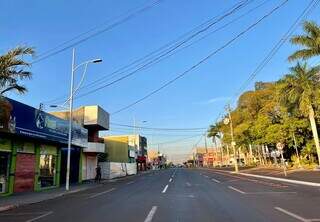 Avenida Benjamin Constant, no centro de Rio Brilhante, hoje cedo (Foto: Diego Batistoti/RB Notícias)