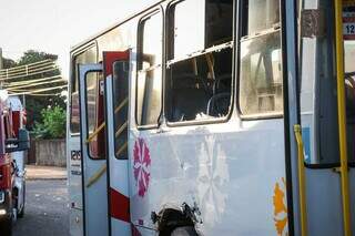 Lateral direita do ônibus foi atingida por carreta carregada com cimento (Foto: Henrique Kawaminami)